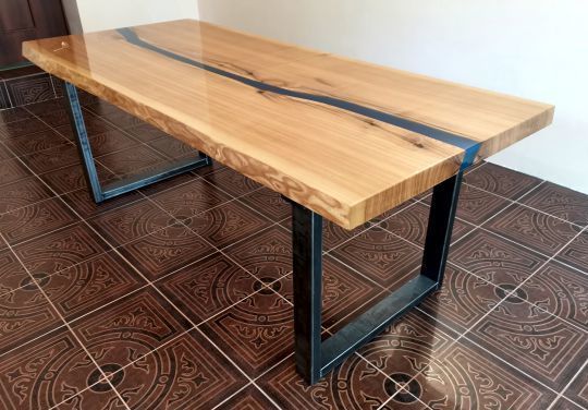 Купить стол из массива ясеня с ручейком из эпоксидной смолы 001 - мастерская Андрея Тахмазян Стол из дерева 001, массив ясеня